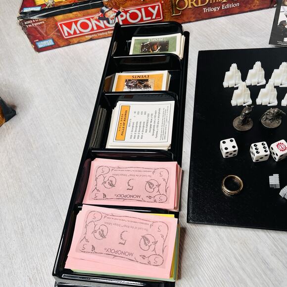 Monopoly The Lord Of The Rings Trilogy Edition Board Game - Picture 5 of 6